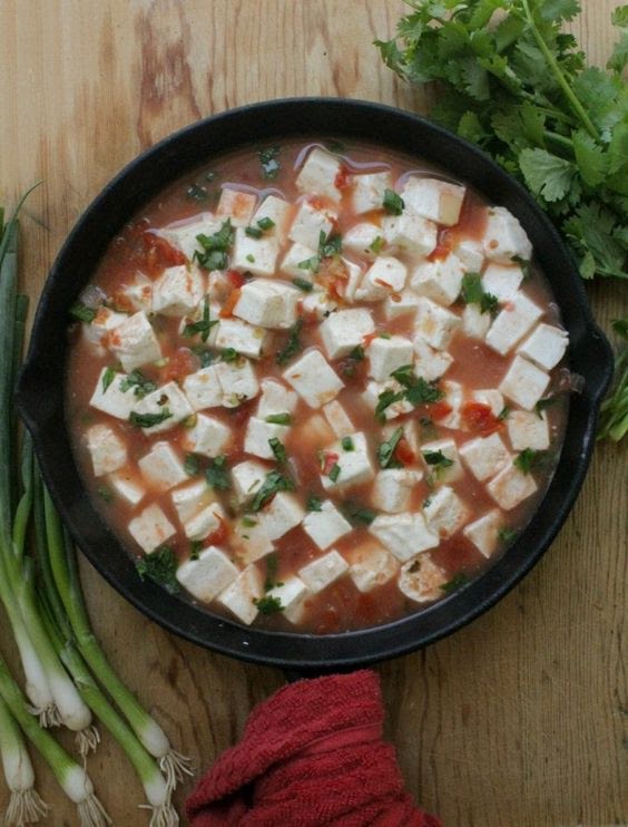 Panela en salsa roja