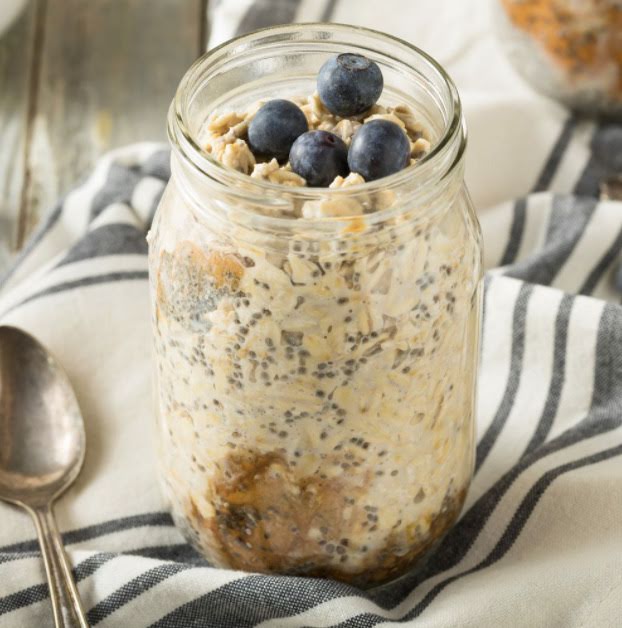 Overnight oats con crema de almendra y queso cottage