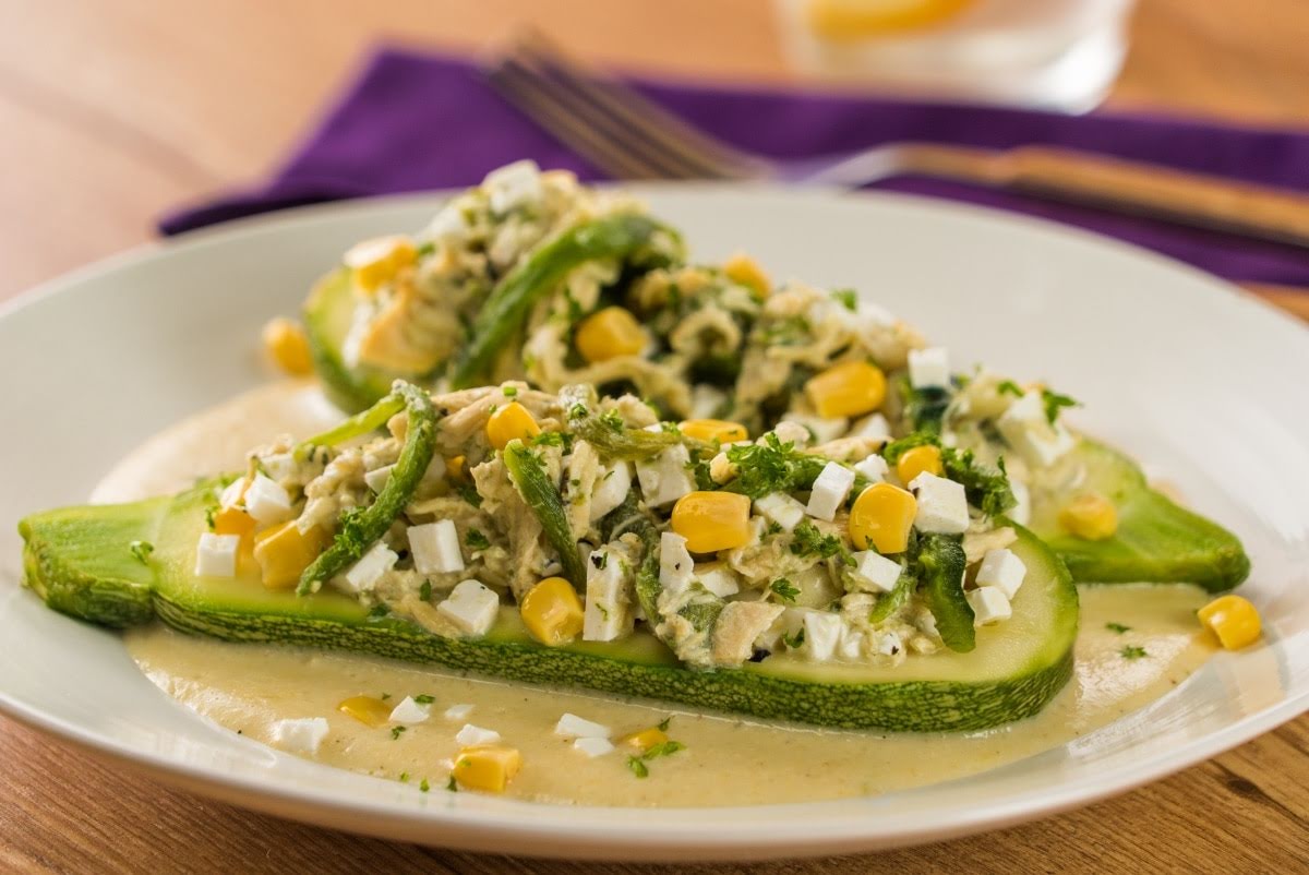 Calabacita rellena de rajas con queso de 207 Kcal