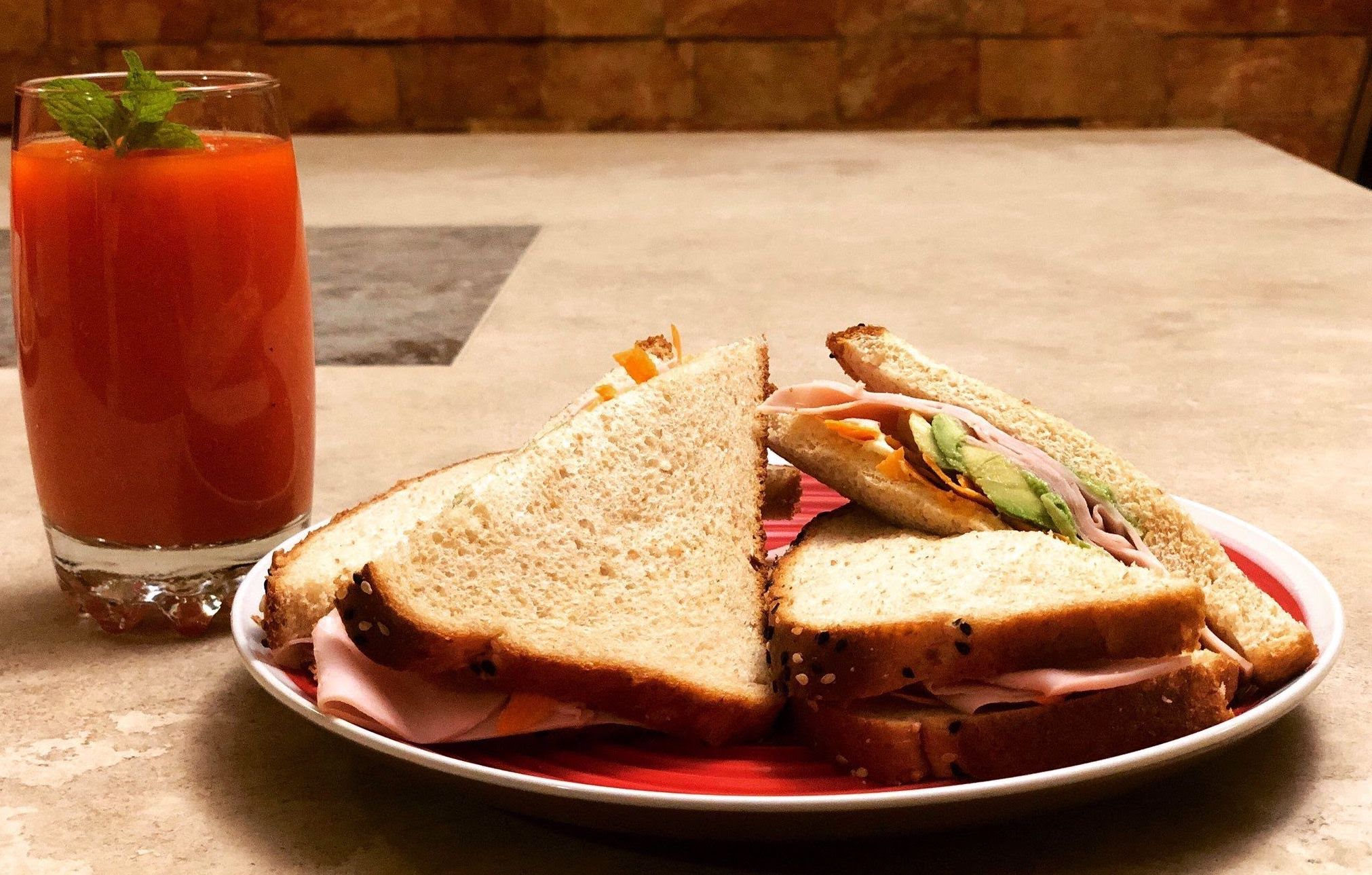 Sándwich de pavo y queso con jugo de papaya