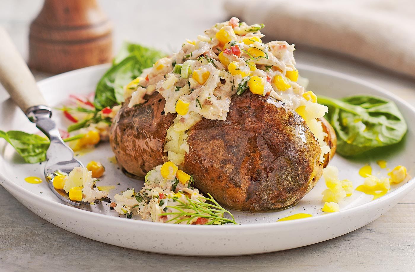 Papa rellena de ensalada de atún de 233 Kcal