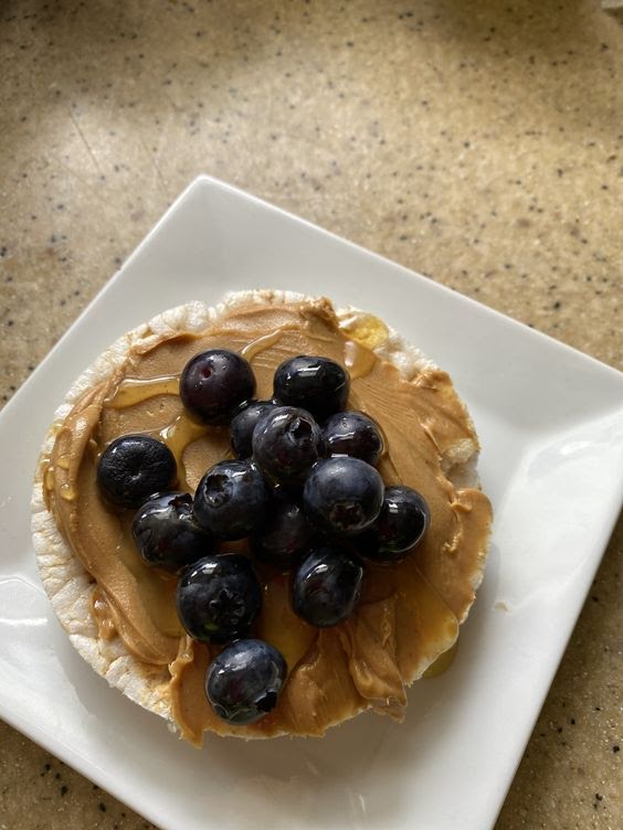 Ricecakes con crema de cacahuate, miel y moras