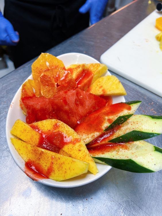 Pepino y mango con chamoy y cacahuates de 147 Kcal