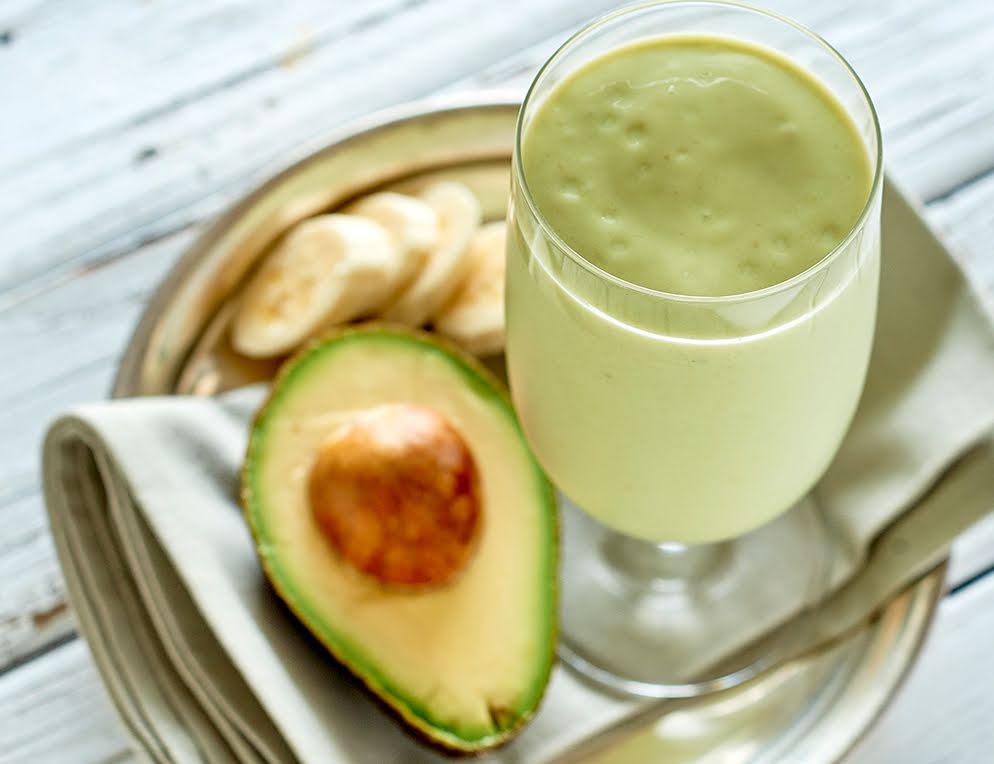 Smoothie cremoso de plátano y aguacate