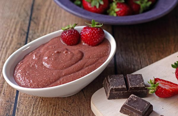 Fresas con hummus de chocolate de 110.6 Kcal