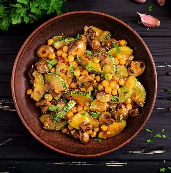 Garbanzos salteados con calabazas y champiñones de 306.2 Kcal