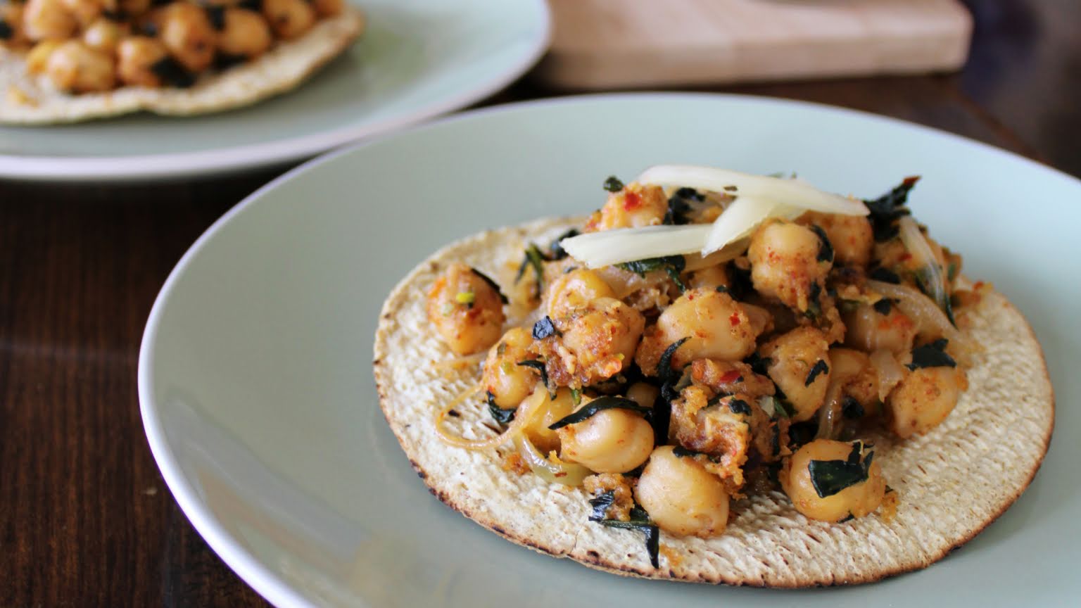 Tacos de garbanzos con espinacas de 345.2 Kcal