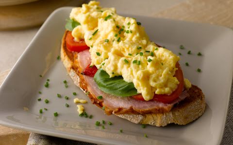 Pan tostado con claras y jamón de 217.52 Kcal