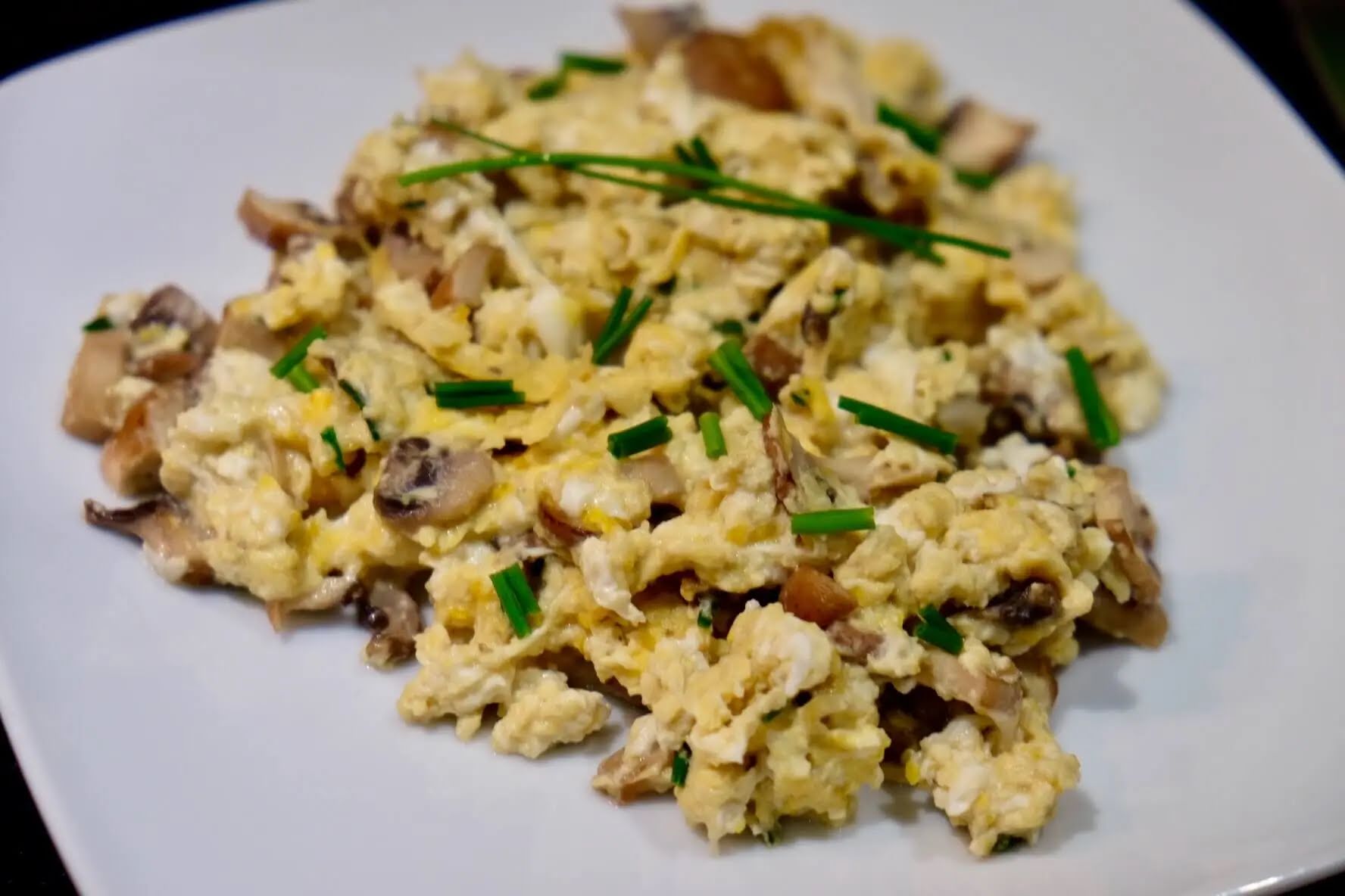 Huevos revueltos con hongo portobello de 246 Kcal