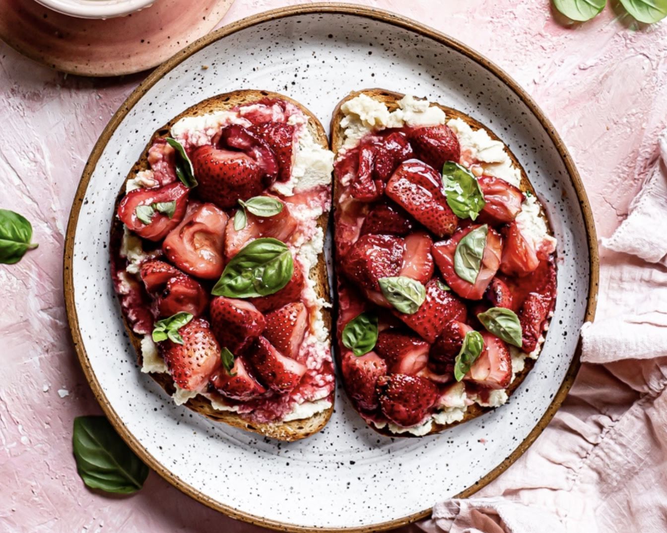 Toast de fresa con ricotta de 256 Kcal