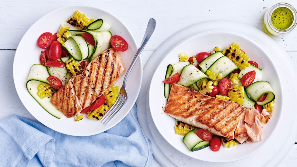 Salmón con ensalada