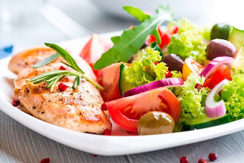 Pechuga de pollo a la plancha con ensalada por Avena Salud - Receta fácil  en la app para nutriólogos Avena