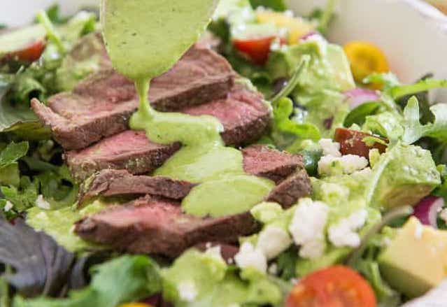 Ensalada de res con aderezo de cilantro