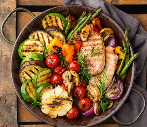 Pollo y vegetales al grill de 206 Kcal