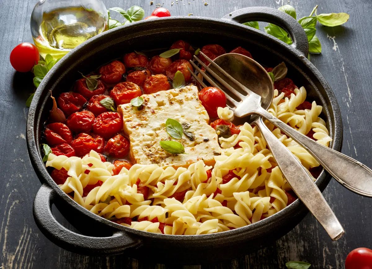 Pasta con requesón y tomates horneados