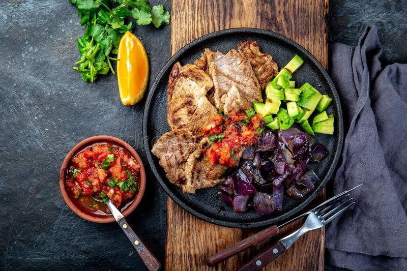 Chuletas y salsa pico de gallo de 203 Kcal