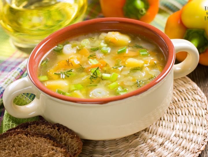 Sopa de verduras con queso fresco