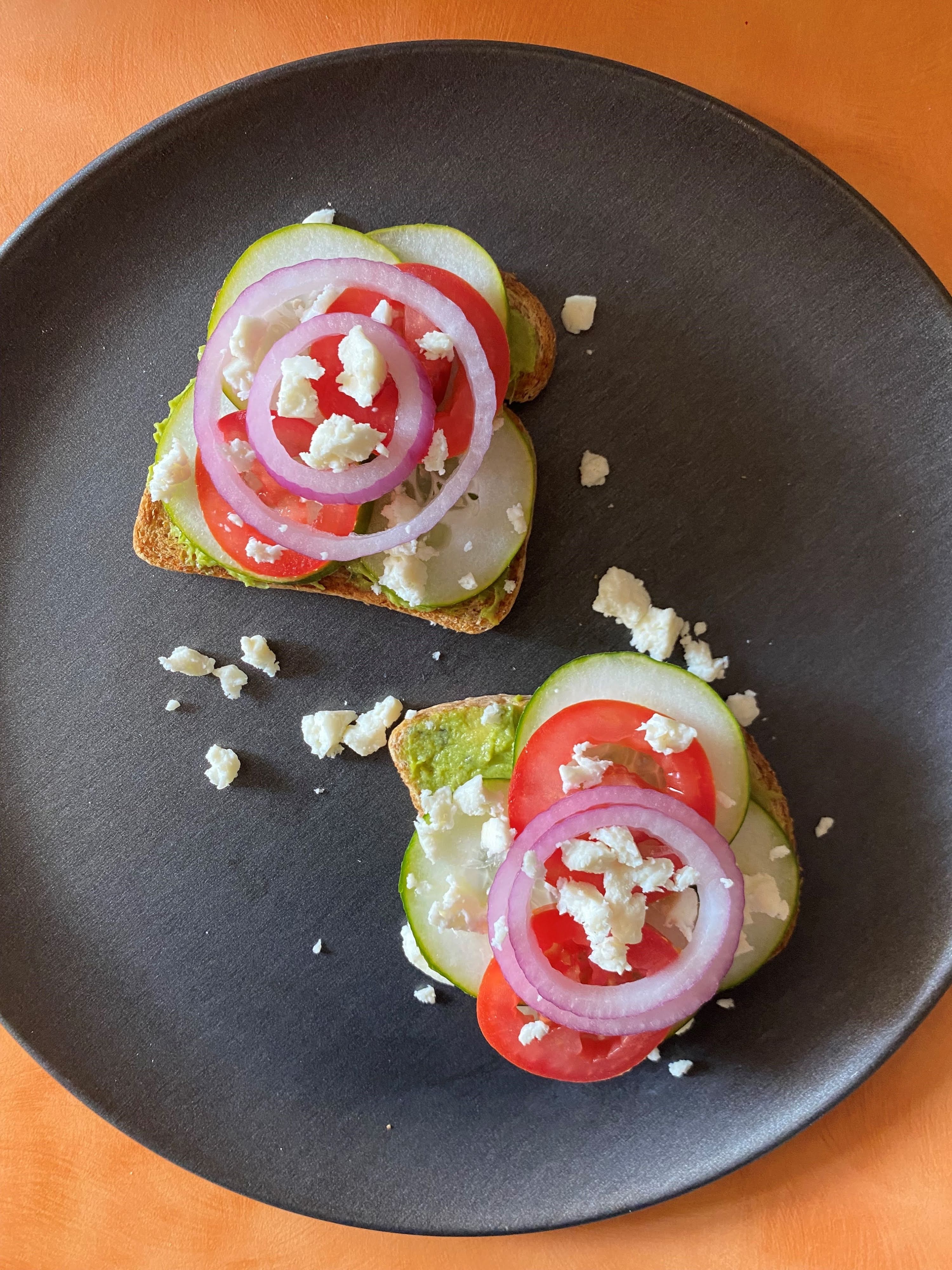 Toast mediterráneo de aguacate de 226 Kcal