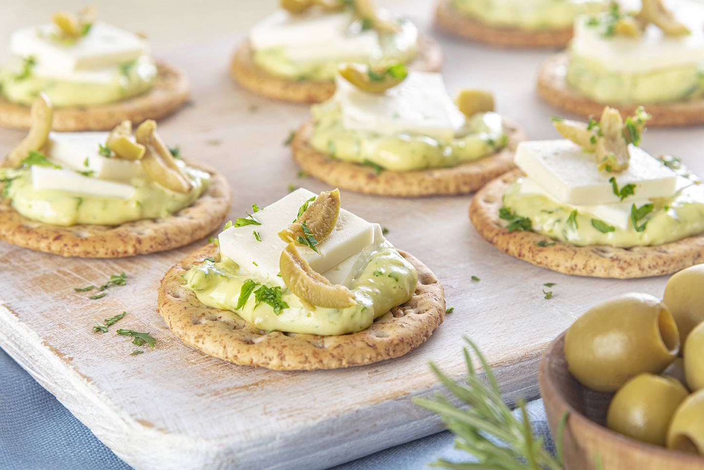 Tostaditas con guacamole y queso panela de 219 Kcal