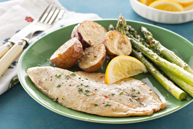 Pescado con papa al horno y espárragos de 139.2 Kcal