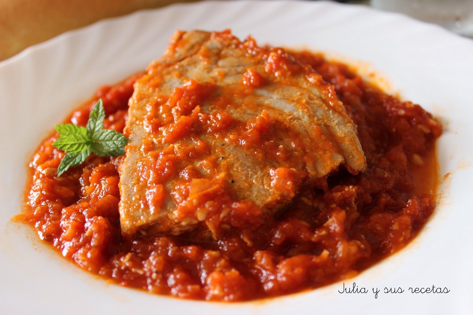 Medallón de atún en salsa de tomate y ensalada de 123.9 Kcal