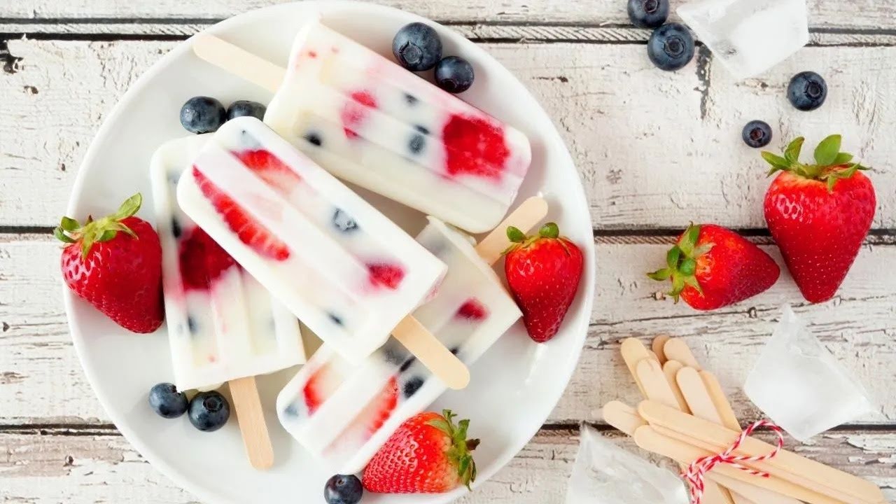 Paletas de yogurt con fresa  y moras