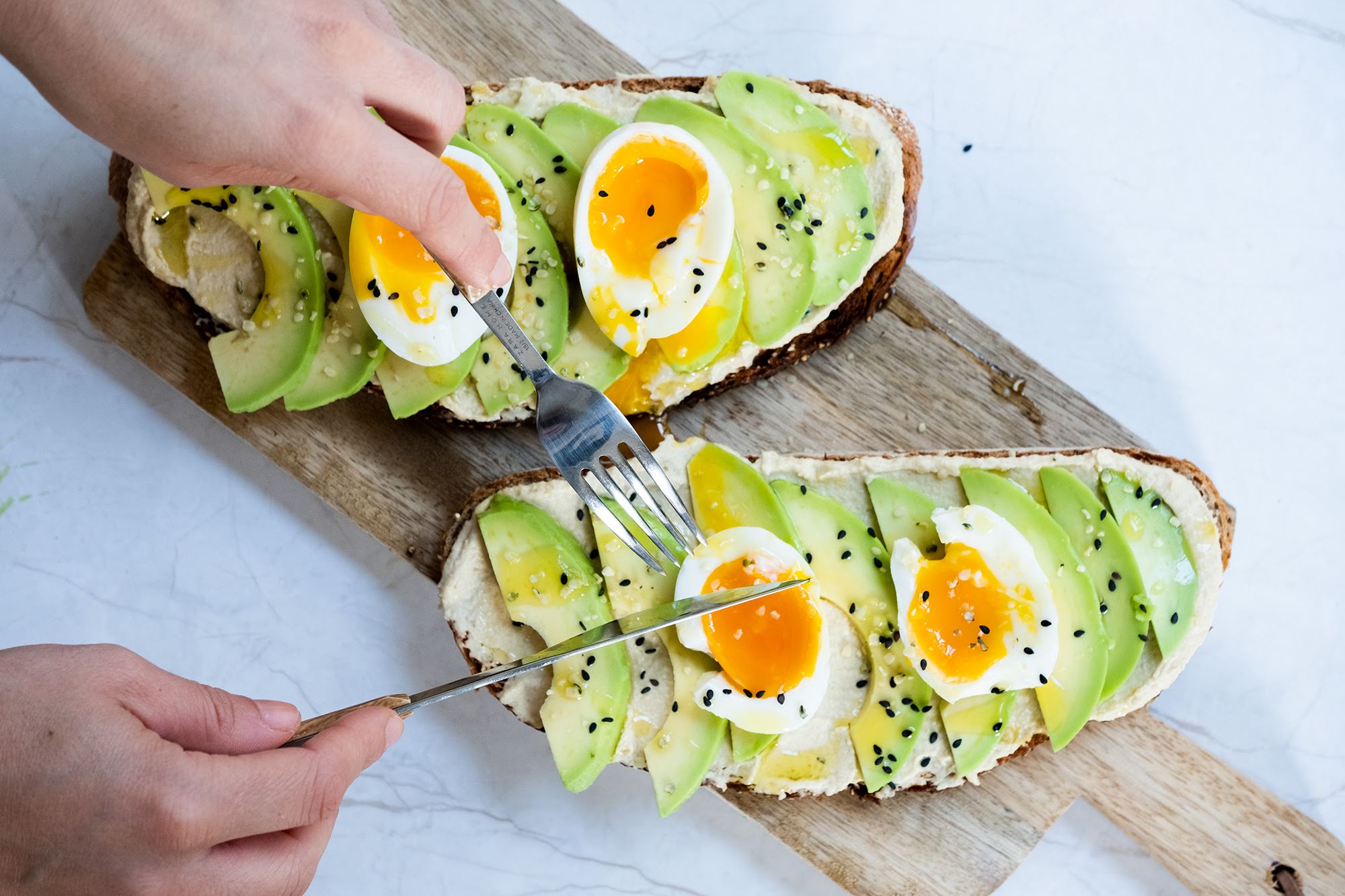 Toast de hummus con aguacate y huevo de 241.6 Kcal