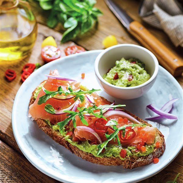 Toast de salmón ahumado con guacamole de 154 Kcal