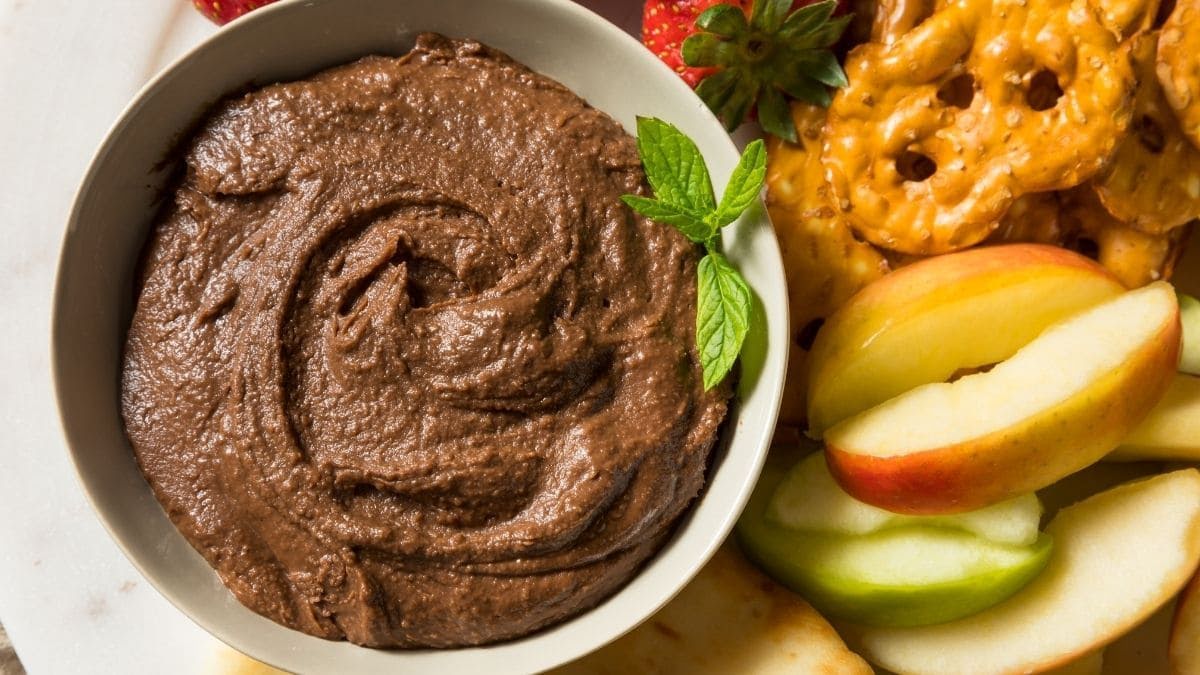 Hummus de garbanzo con cacao y fruta de 112.6 Kcal