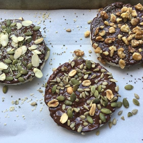 Tortitas de arroz con chocolate amargo y semillas