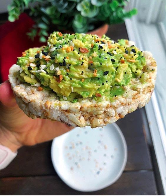 Tortitas de arroz con guacamole de 116 Kcal