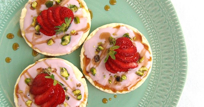 Tortitas de arroz con yogurt griego, fresas y pistaches de 260 Kcal