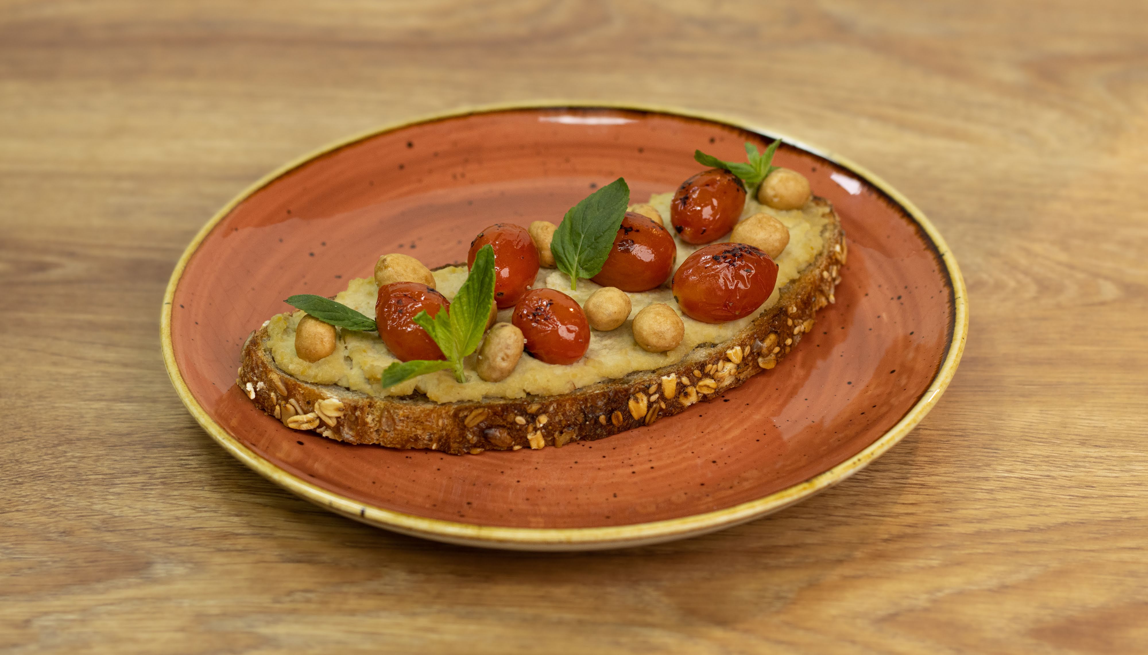 Toast de humus con cacahuate