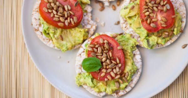 Toast de aguacate, tomate y semillas de girasol.