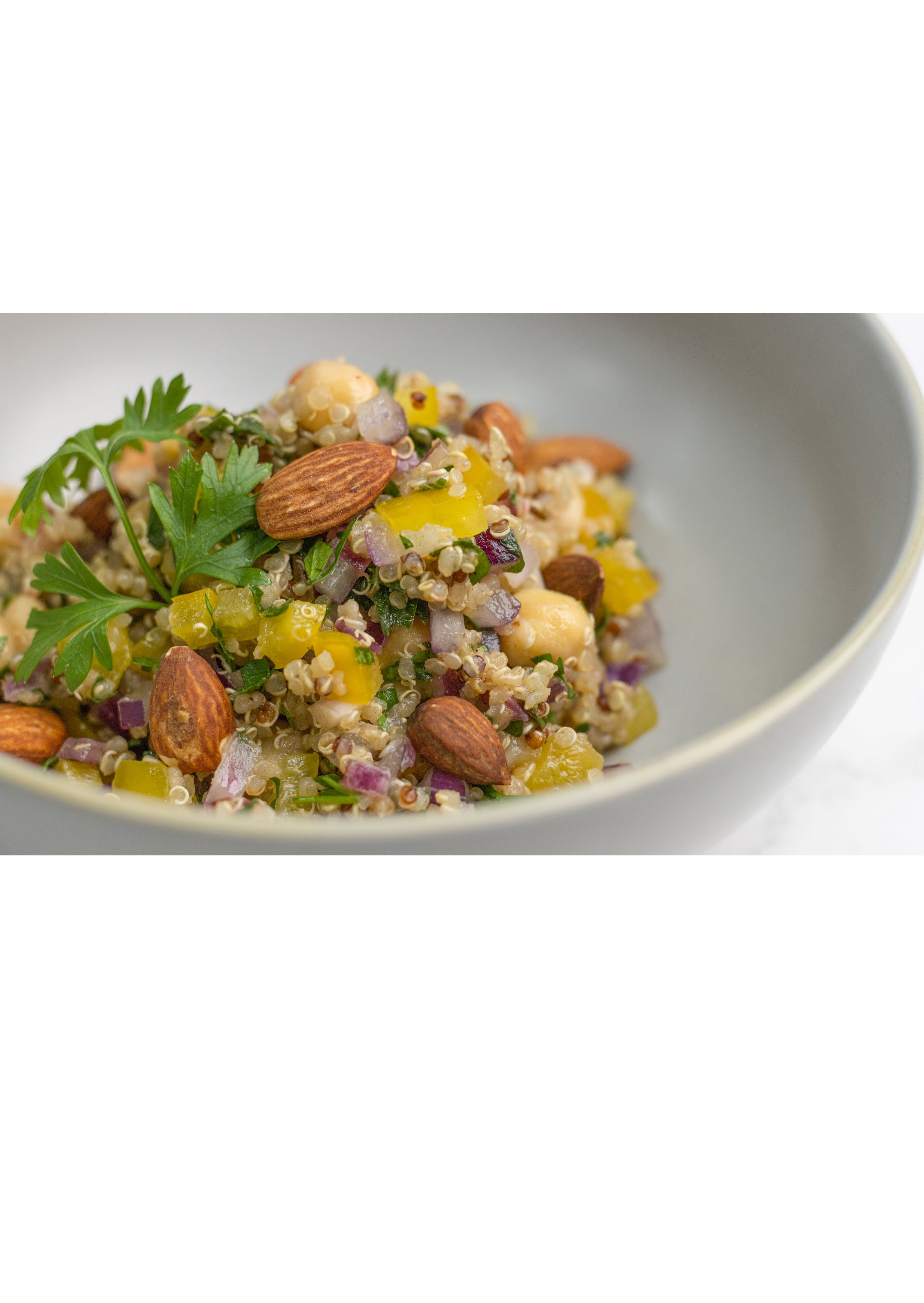 Ensalada Marroquí de quinoa, garbanzo, pimiento y almendra