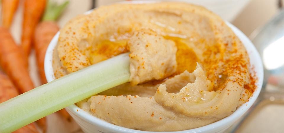 Apio con hummus de garbanzo natural de 57.6 Kcal