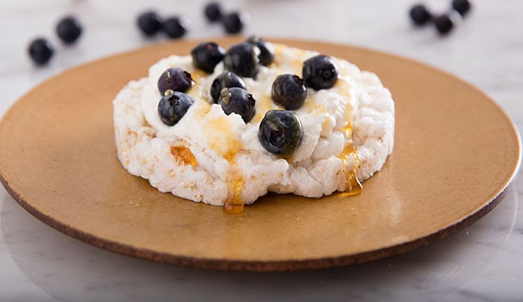 Tortitas de arroz con queso ricotta y blueberries