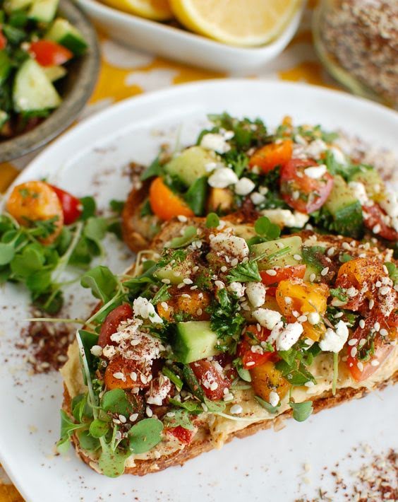 Toast con hummus de garbanzo estilo mediterráneo