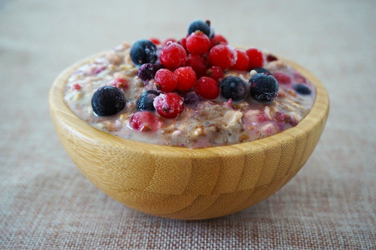 Avena en leche de coco, almendras y frutos rojos por Avena Salud - Receta  fácil en la app para nutriólogos Avena