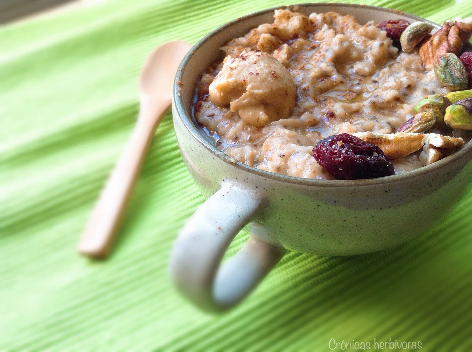 Avena con dátil, pistache y crema de cacahuate de 317.1 Kcal