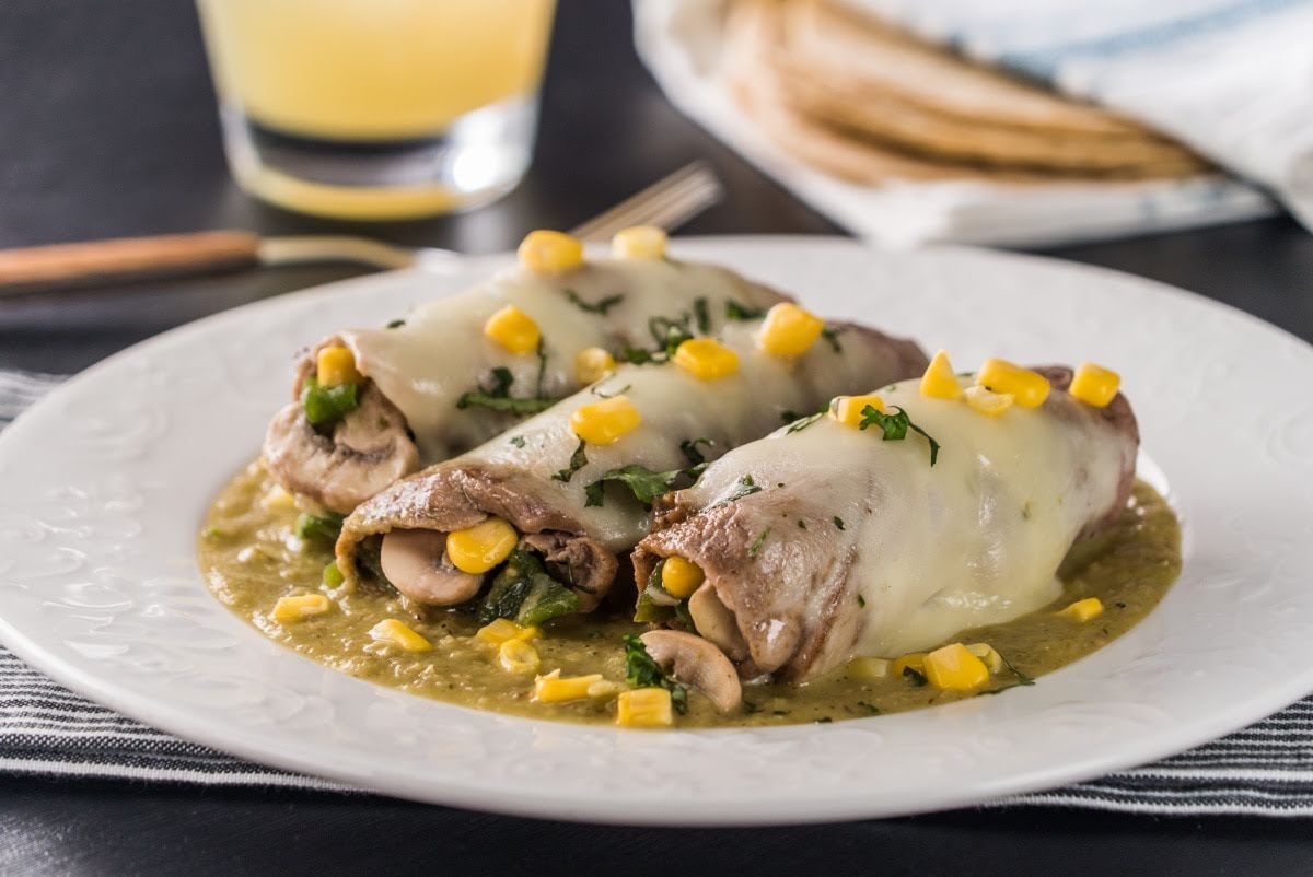 Rollo de carne relleno de champiñones y elote