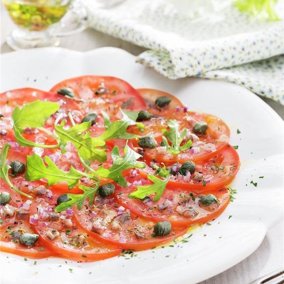 Carpaccio de jitomate con salsa de soya y limón de 59 Kcal