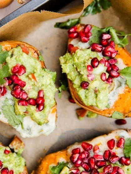 Camote relleno con queso Oaxaca, guacamole y granada de 224 Kcal