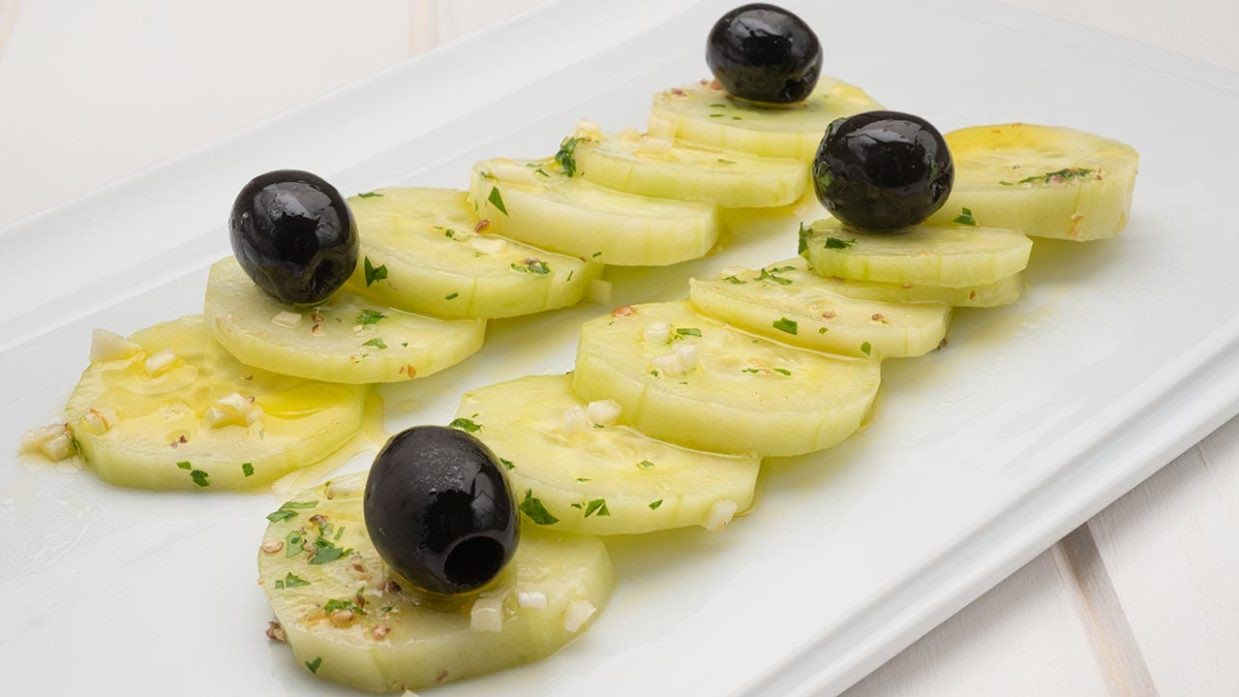 Pepino con aceitunas y nuez de la india de 135.35 Kcal