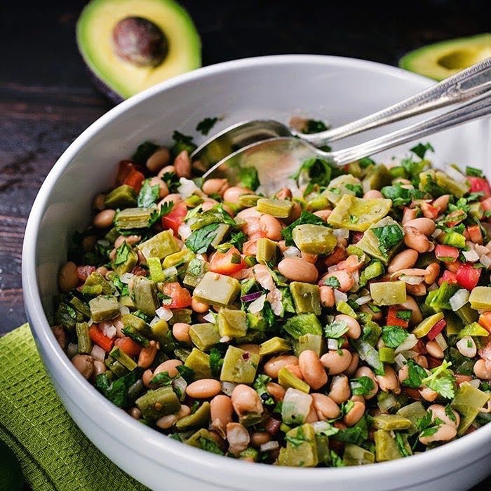 Ensalada de nopales y frijoles