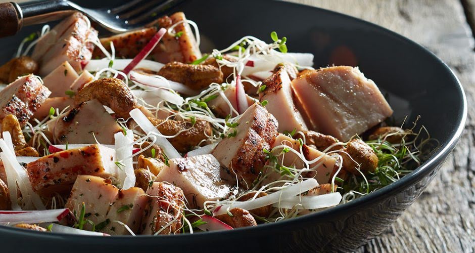 Ensalada de germinado con pollo y tostadas de 193.2 Kcal