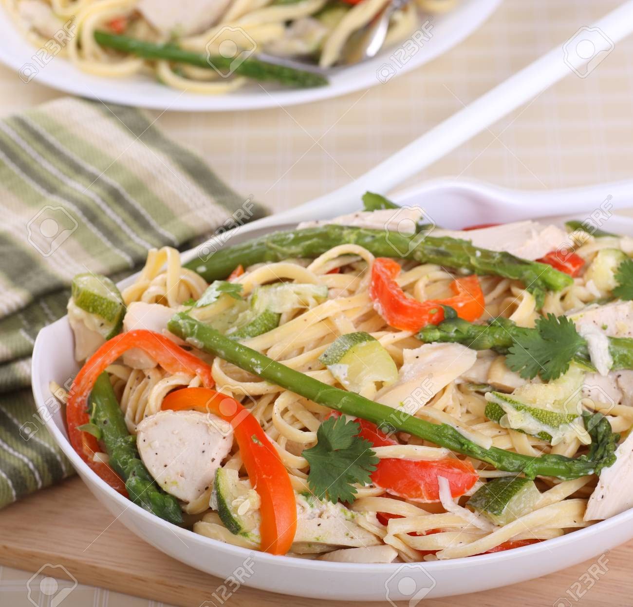 Pasta con espárragos, pimientos y pollo