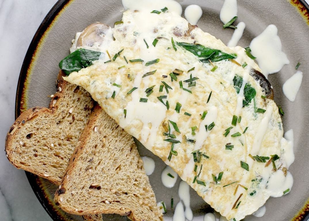 Omelette de claras de huevo con champiñones y pan tostado de 229.52 Kcal