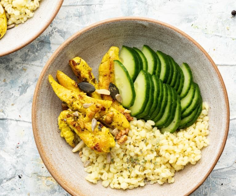 Bowl de pollo a la mostaza con arroz y pepino