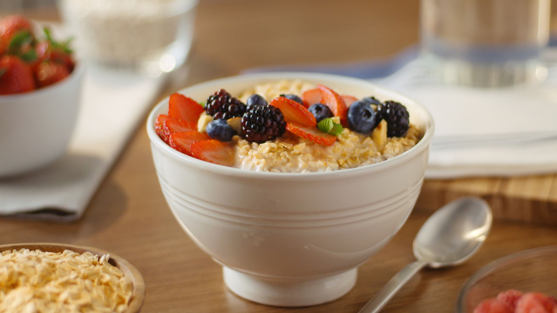 Avena QUAKER® cocida en agua con frutos rojos y almendra de 340 Kcal -  Receta fácil en la app Avena